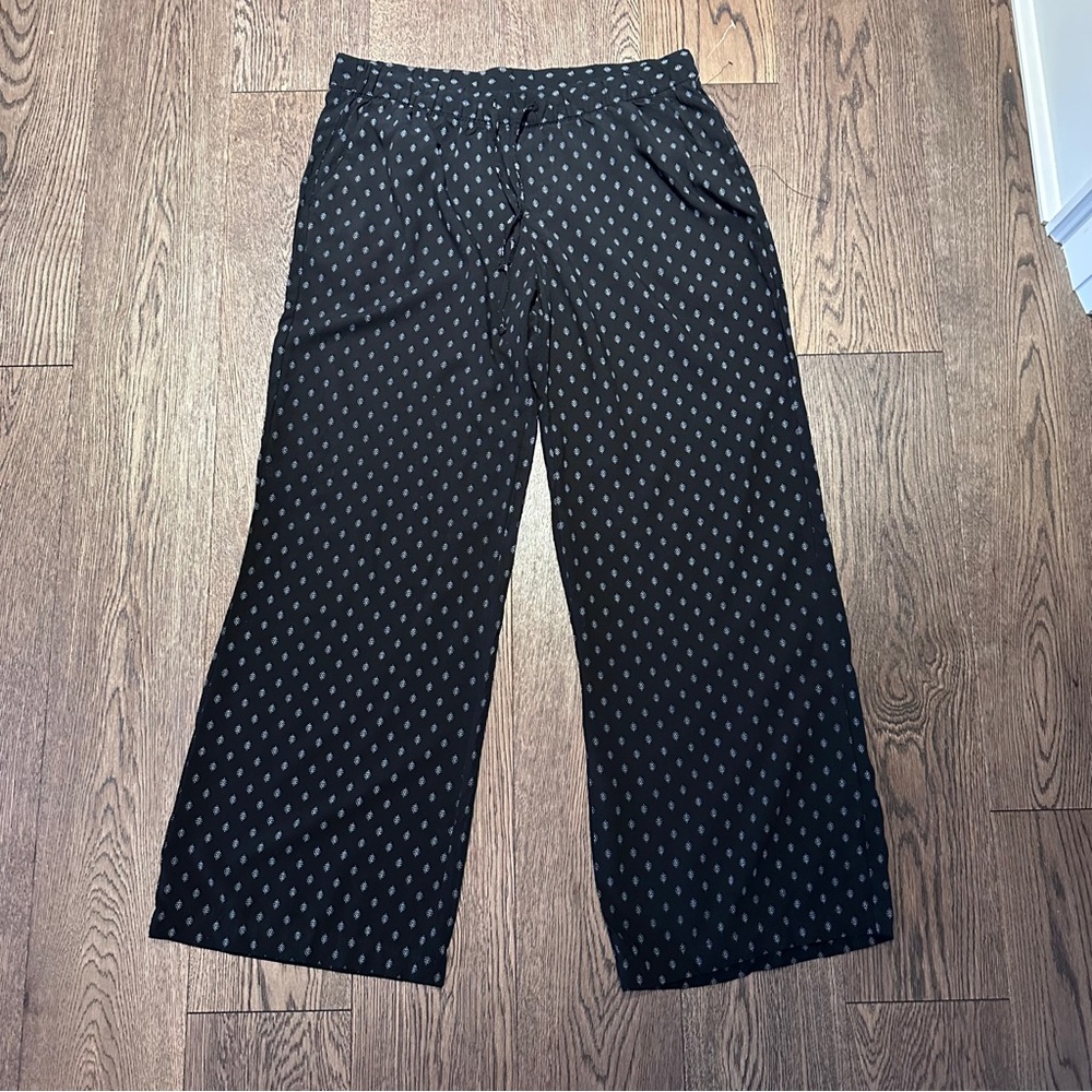 Ladies Old Navy Draw String Pants with Black with white pattern